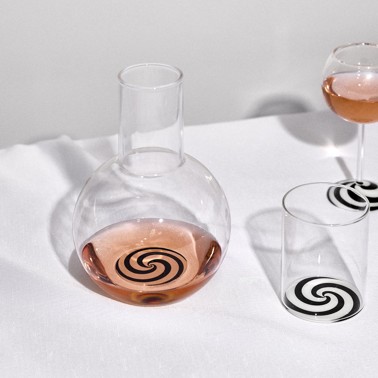 SWIRL CARAFE - BLACK/WHITE