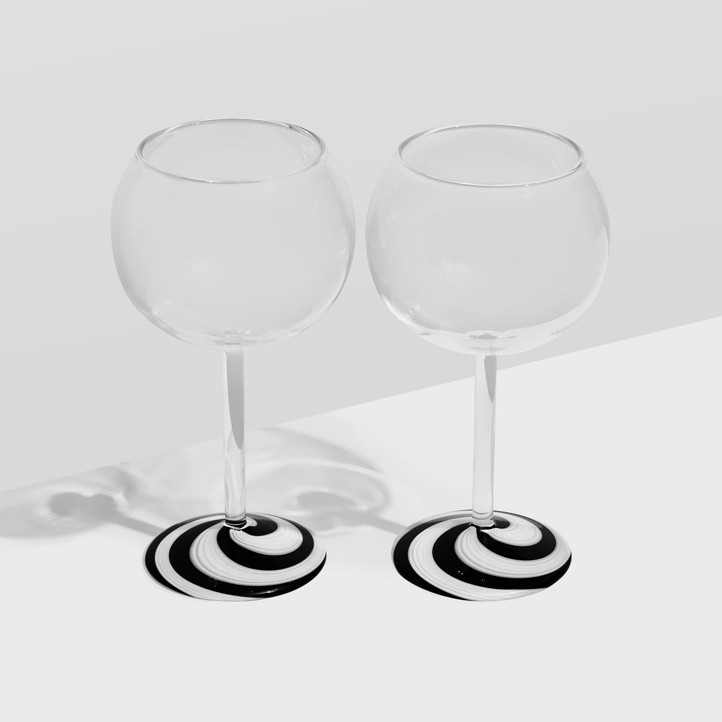 TWO X SWIRL WINE GLASSES - BLACK/WHITE
