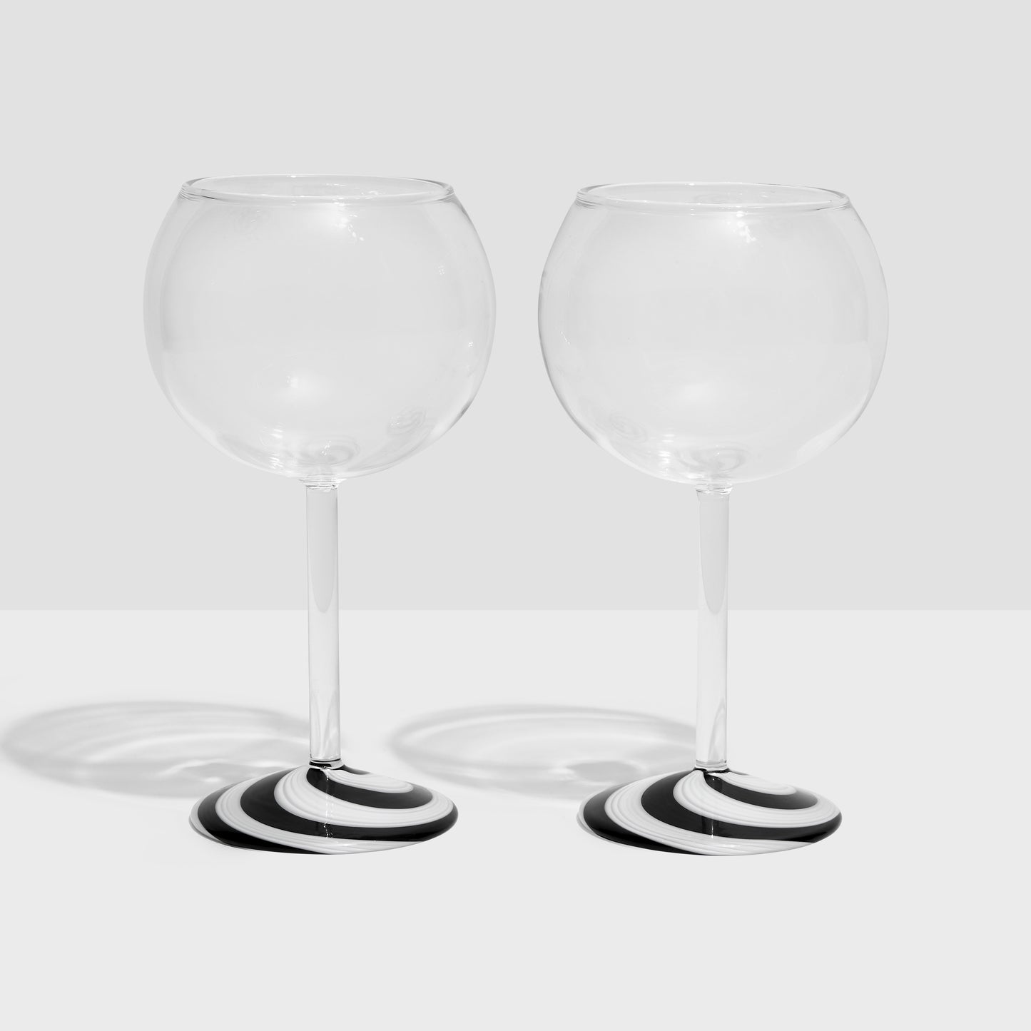 TWO X SWIRL WINE GLASSES - BLACK/WHITE
