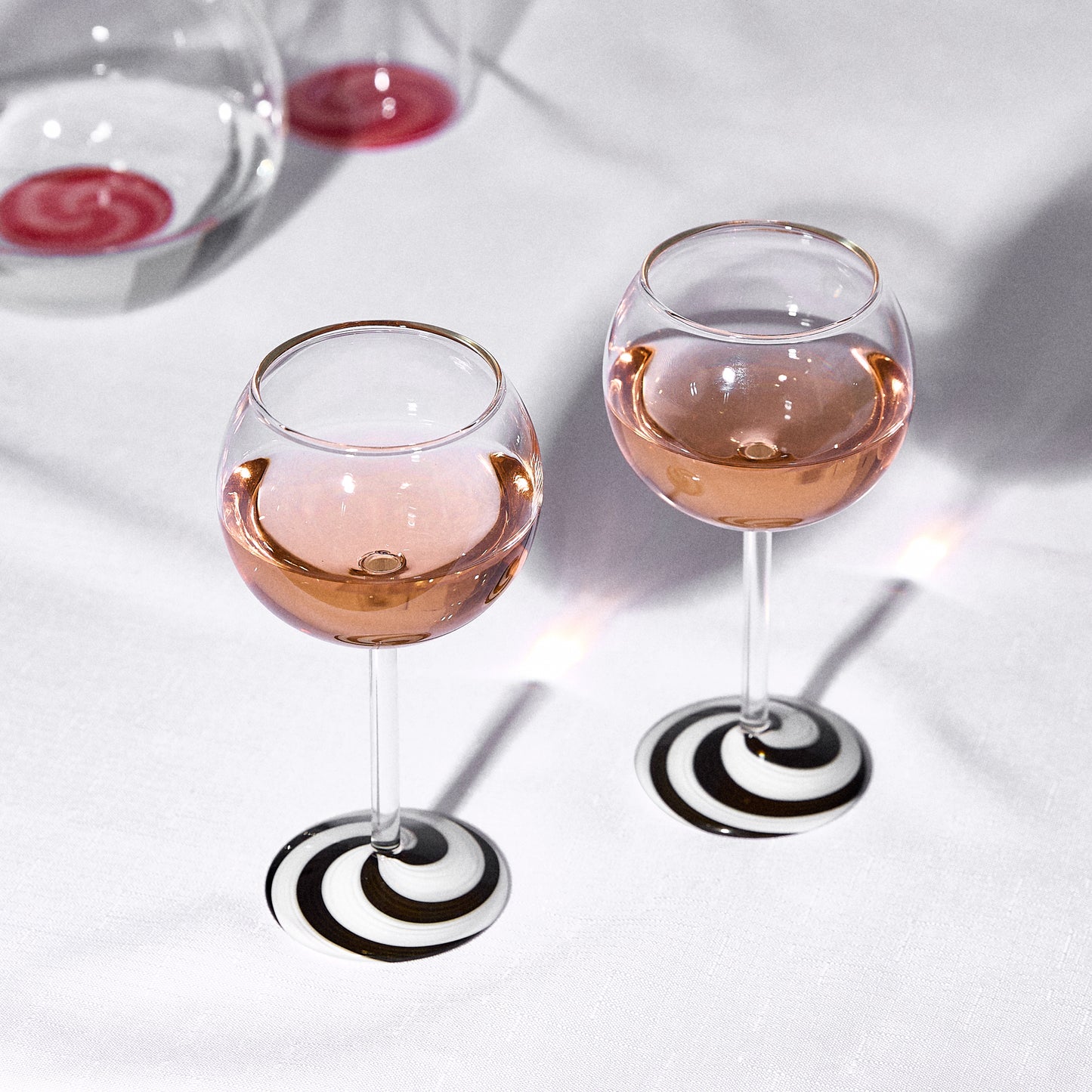 TWO X SWIRL WINE GLASSES - BLACK/WHITE